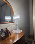 Lampe de chevet Bourgie en cristal de Kartell avec base en or, design élégant et moderne pour la décoration intérieure.