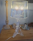 Lampe de chevet Bourgie en cristal blanc de la marque Kartell, design élégant avec abat-jour classique.