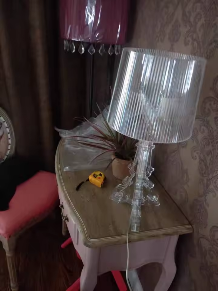 Lampe de chevet Bourgie en cristal, design élégant, avec abat-jour en verre, par Kartell, pour décoration intérieure sophistiquée