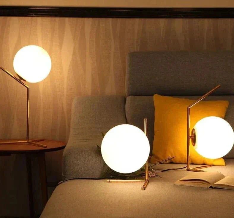 Lampe de chevet design bras dorés &amp; boule de verre - Lampe Chevet Design
